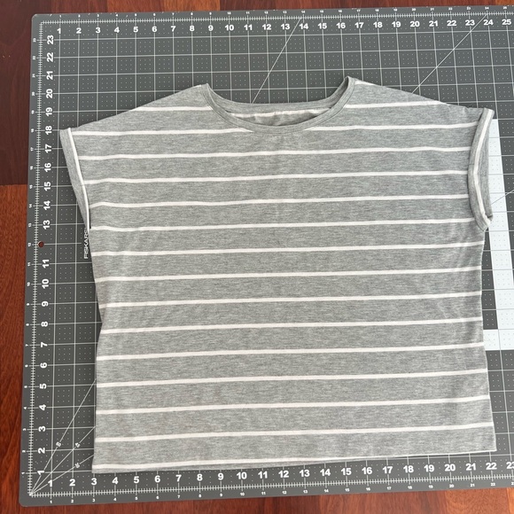 Zyia Cropped T-shirt (XS/S) - Picture 3 of 4